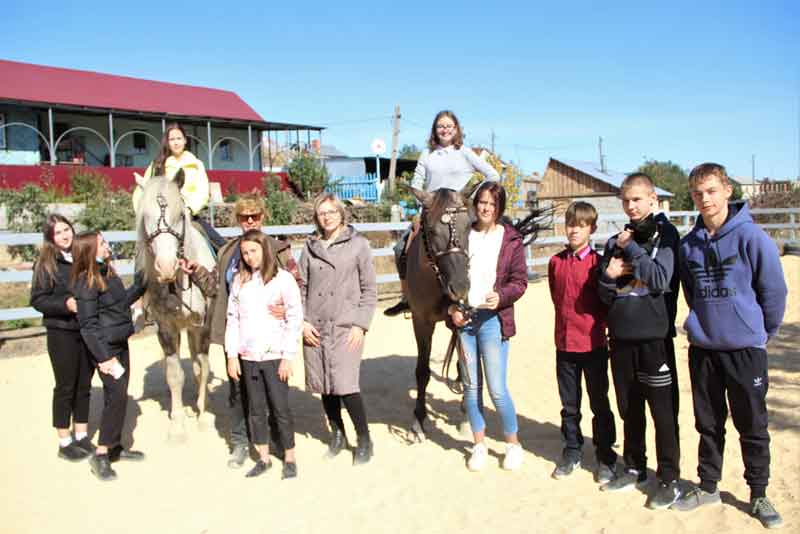 Школьники обучаются верховой езде на лошадях