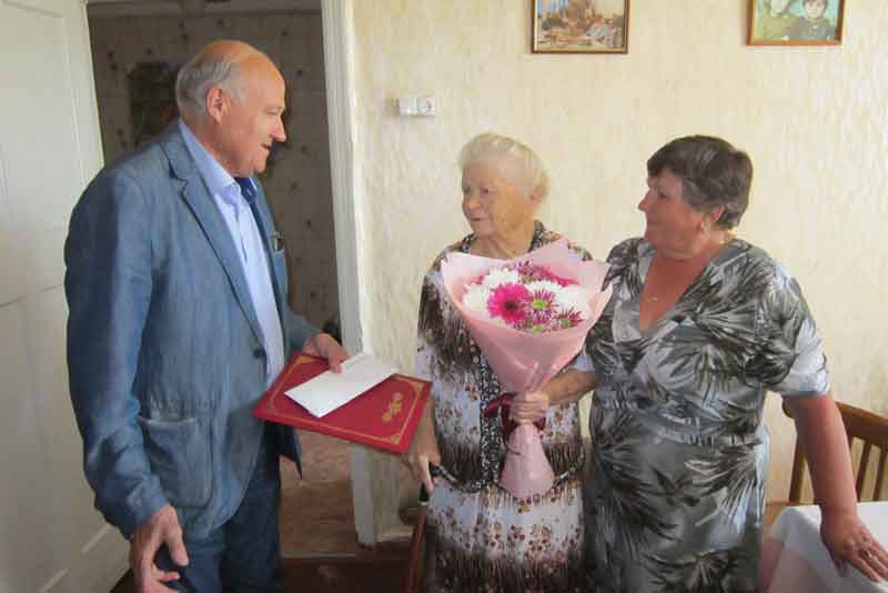 95-летнюю Татьяну Лысенко поздравили с юбилеем