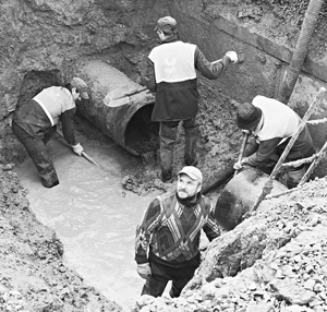 Порыв водовода устранен.
Причем коммунальщики сделали это оперативно