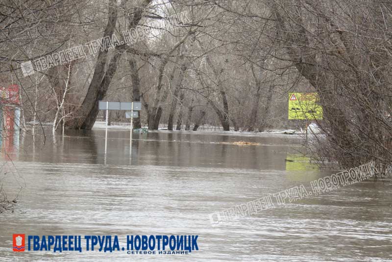 Уровень Урала в Новотроицке, в районе двух мостов, поднялся на 5,5 метров