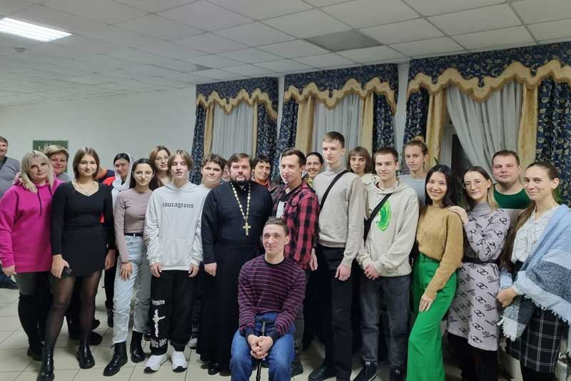 В Благовещенском  храме Новотроицка стали традиционными  воскресные встречи в молодёжном клубе