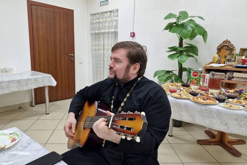 В Благовещенском  храме Новотроицка стали традиционными  воскресные встречи в молодёжном клубе