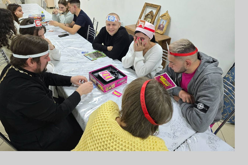 В Благовещенском  храме Новотроицка стали традиционными  воскресные встречи в молодёжном клубе