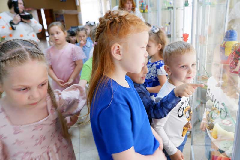 Выставка новотроицкого музея приглашает в «Прекрасное далёко» (0+)