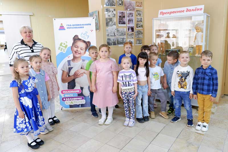 Выставка новотроицкого музея приглашает в «Прекрасное далёко» (0+)