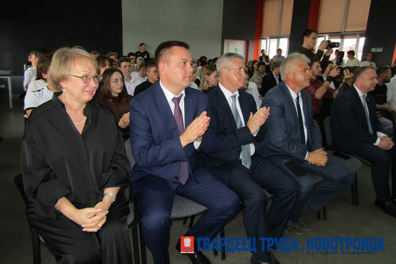 В День знаний в Новотроицком филиале НИТУ МИСИС вручили памятные знаки «Гордость Оренбуржья»