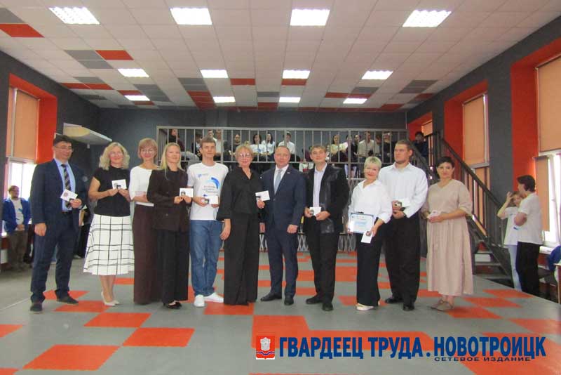 В День знаний в Новотроицком филиале НИТУ МИСИС вручили памятные знаки «Гордость Оренбуржья»