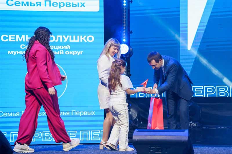 Новотройчанка Елена Ланина победила в номинации «Наставник» по  итогам работы оренбургского  отделения «Движения первых» за год