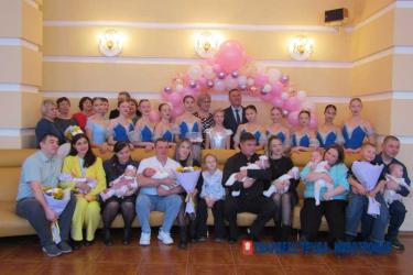 В Новотроицке пять молодых семей поздравили с пополнением