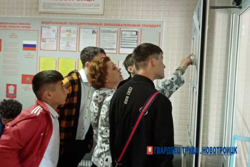 Девятиклассники Новотроицка сдают ОГЭ по математике