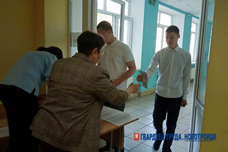 Девятиклассники Новотроицка сдают ОГЭ по математике