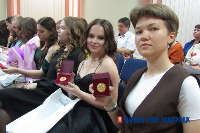В Новотроицке возобновили традицию проведения городского бала успешных выпускников