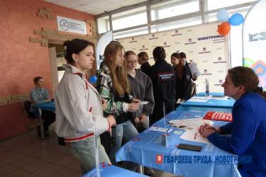 В Новотроицке сразу шесть выпускников специальной школы-интерната в день Всероссийской ярмарки трудоустройства нашли работу 
