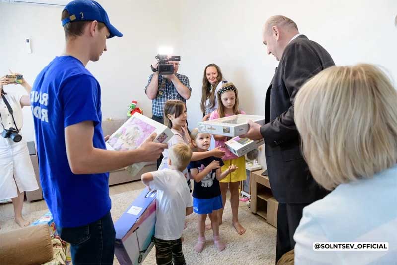 Евгений Солнцев побывал на новоселье у многодетной семьи Мельниковых