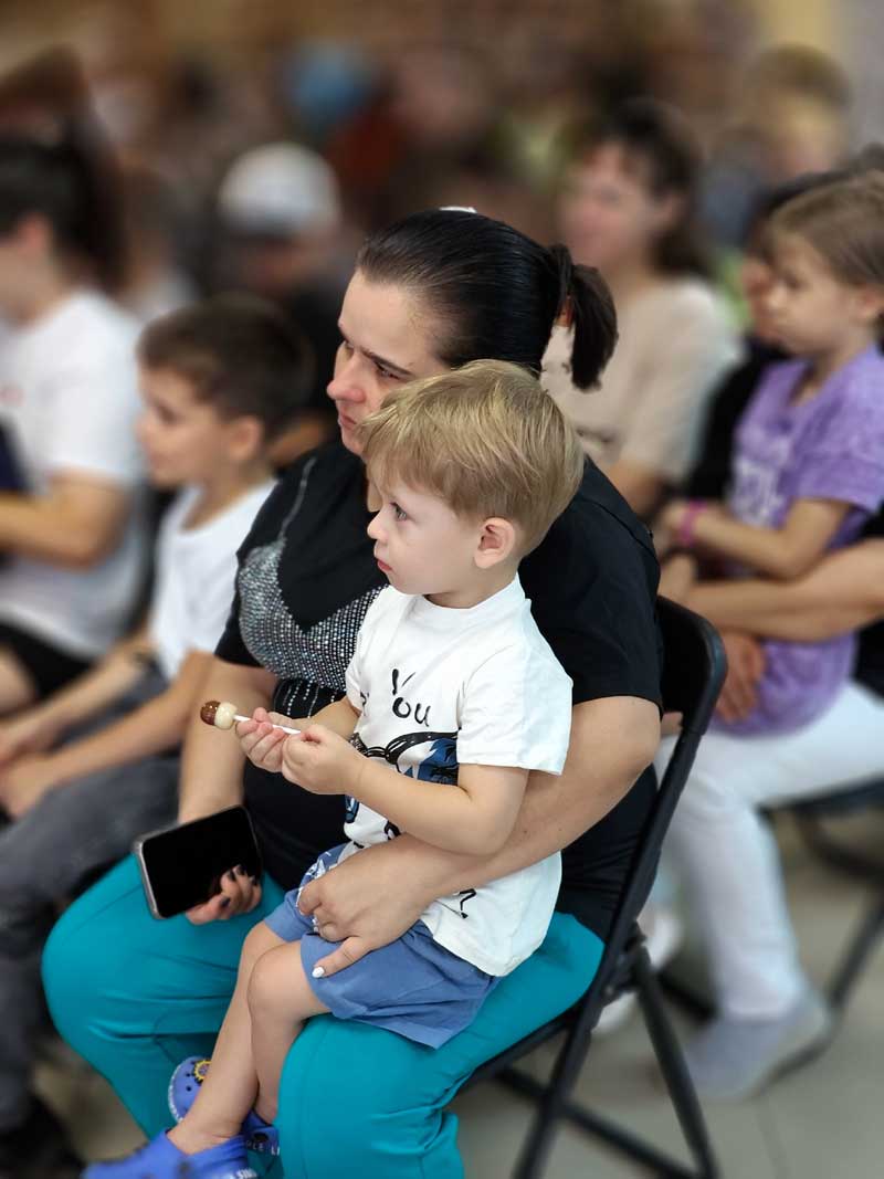 В Новотроицке для первоклассников из семей, нуждающихся в социальной поддержке, организовали праздник