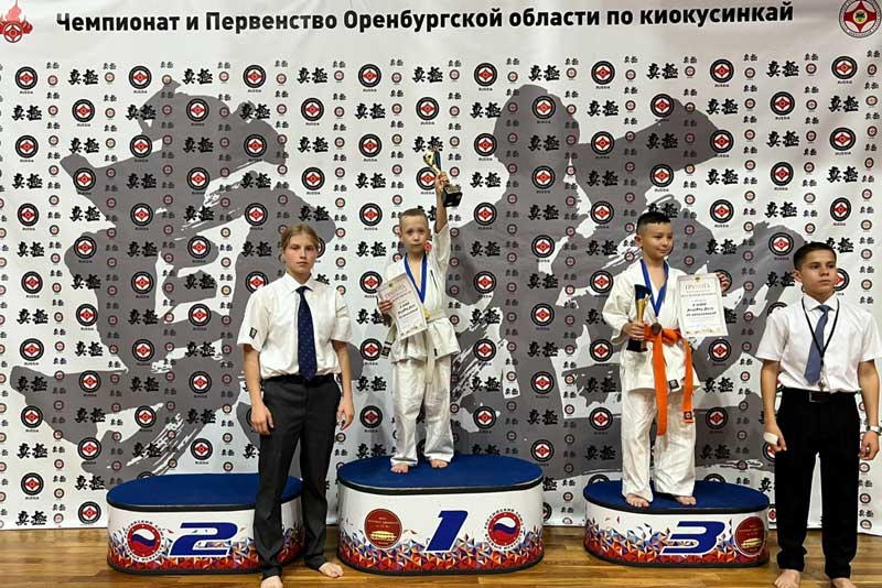 Юные каратисты Новотроицка выступлением на региональном первенстве открыли соревновательный сезон