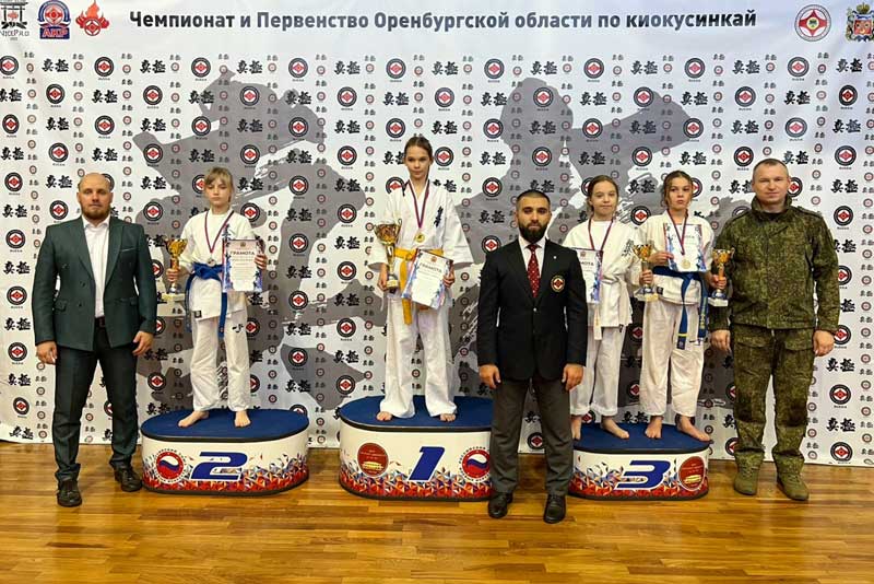 Юные каратисты Новотроицка выступлением на региональном первенстве открыли соревновательный сезон