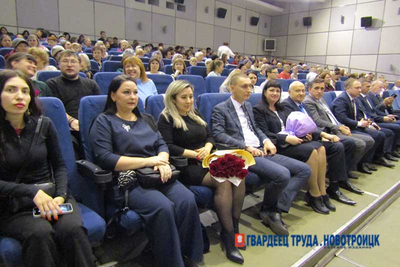 В Новотроицке в 19-й раз отметили победителей ежегодного городского конкурса «Сердце матери – сердце Отчизны»