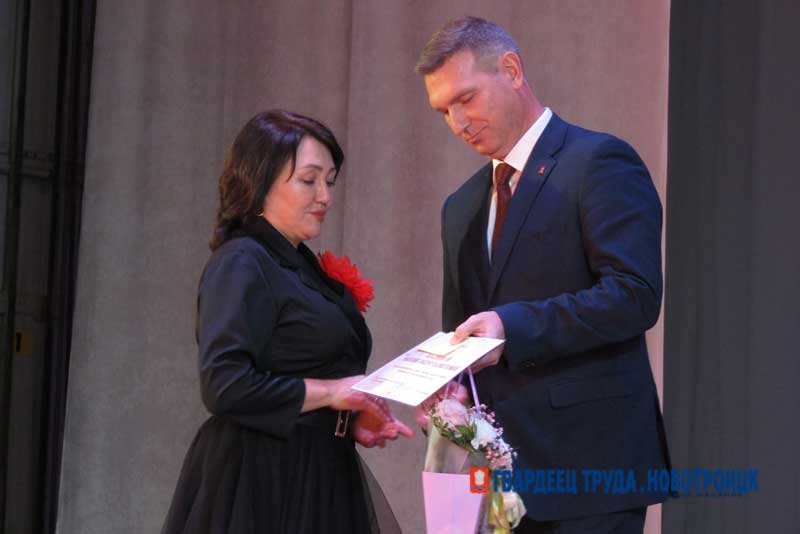 В Новотроицке в 19-й раз отметили победителей ежегодного городского конкурса «Сердце матери – сердце Отчизны»