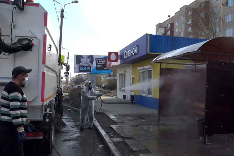 «Умывают» дороги и остановки (фото)