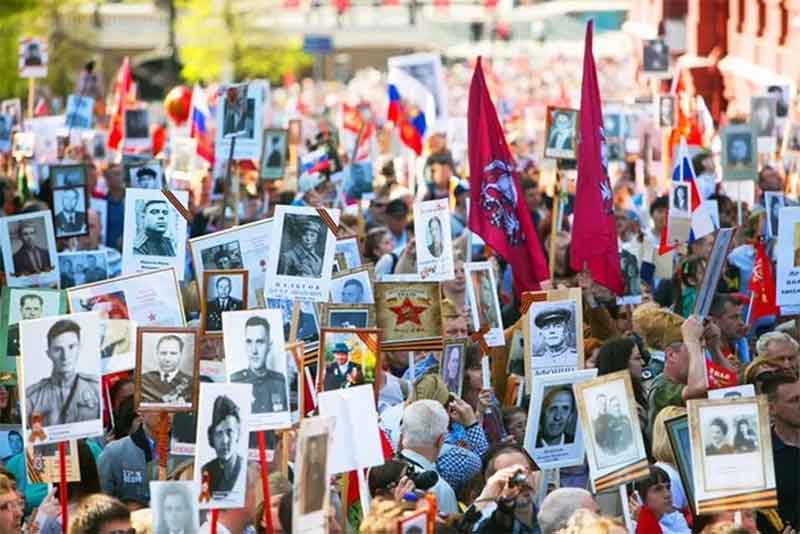 Парад Победы – на экране, «Бессмертный полк» – на главной улице