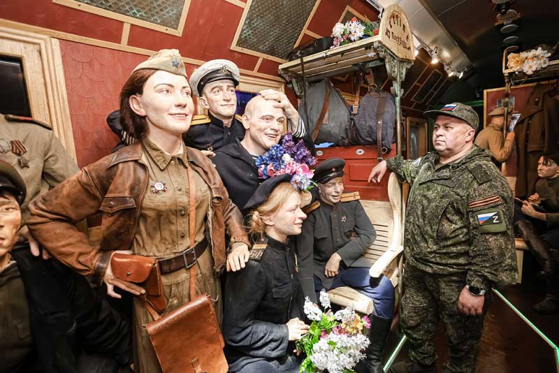 Сегодня на платформе железнодорожного вокзала в Оренбурге открылась выставка передвижного музея «Поезд Победы»