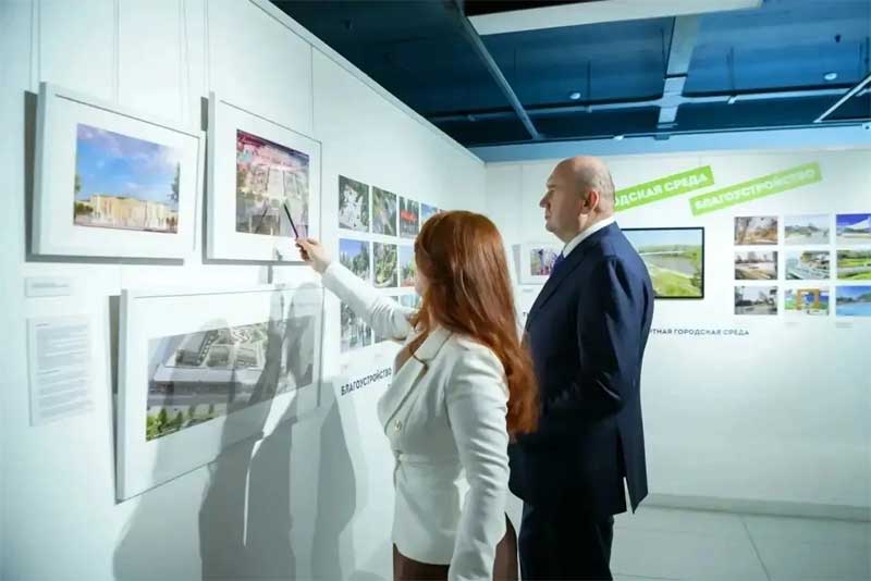 Губернатор Евгений Солнцев оказался в числе первых посетителей  IV региональной архитектурной выставки «Меняя взгляд»