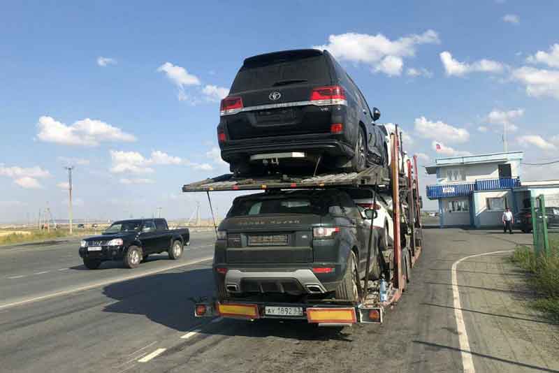 Новотроицкие полицейские задержали автовоз с похищенными автомобилями