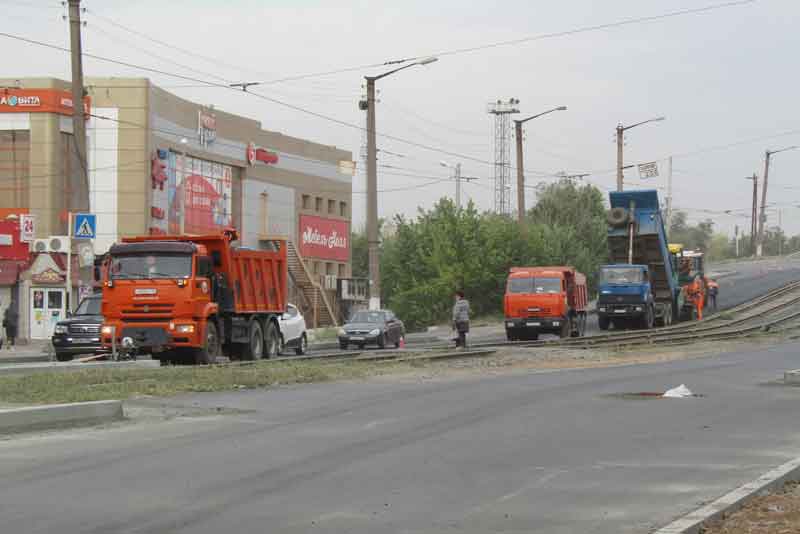 Продолжаются дорожные работы на улице Комарова