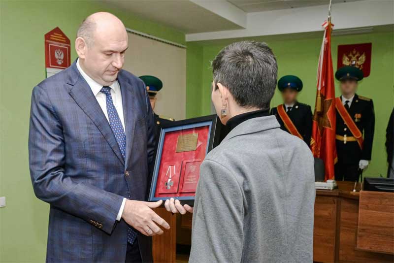 Губернатор Оренбуржья Евгений Солнцев передал Орден Мужества семье погибшего пограничника майора Вячеслава Горбаня
