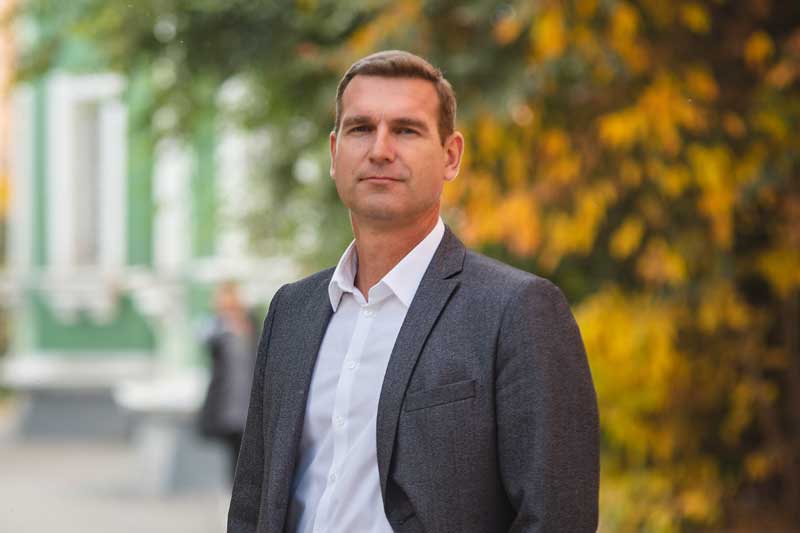 Новотроицких педагогов с Днем учителя поздравил глава города Денис Меньшиков