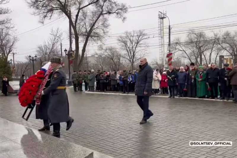 Губернатор Оренбуржья Евгений Солнцев возложил цветы к мемориалу «Вечный огонь» в областном центре