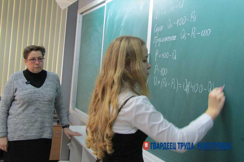 Новотроицкая гимназистка Юлия Святкина успешно совмещает занятия по экономике, вокалу и игре на скрипке