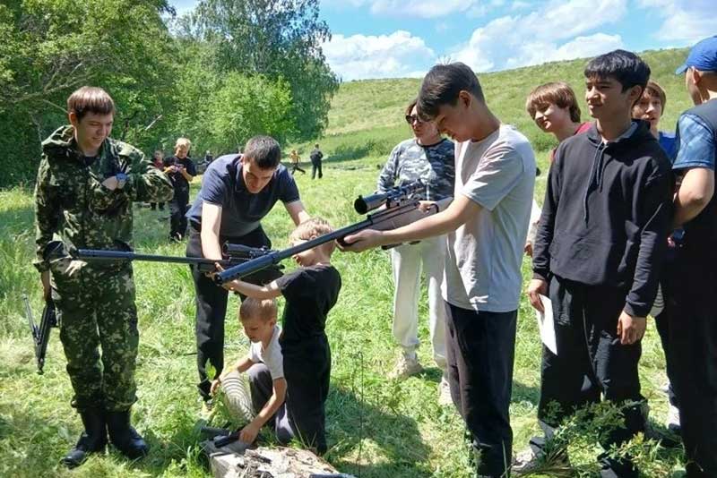 Юные новотроицкие каратисты организовали спортивно-развлекательный поход