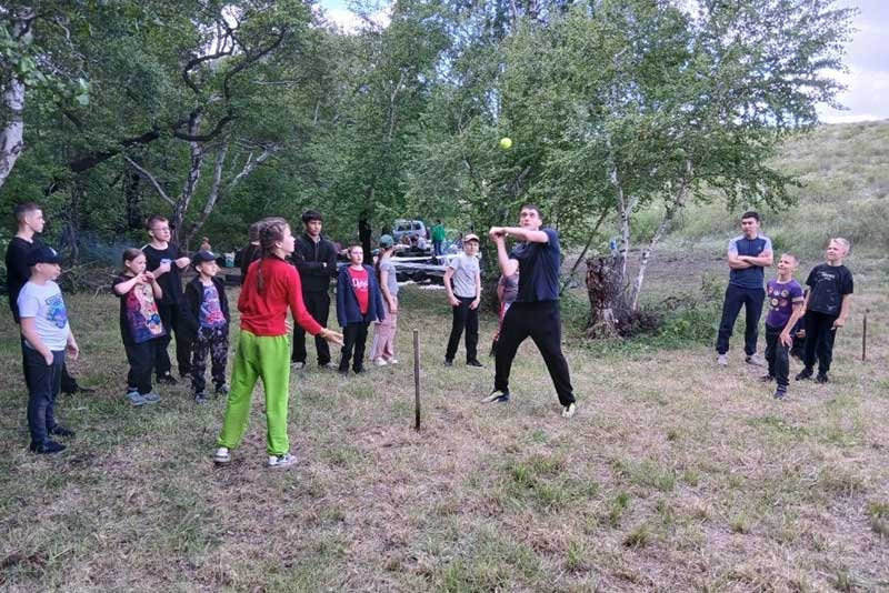 Юные новотроицкие каратисты организовали спортивно-развлекательный поход