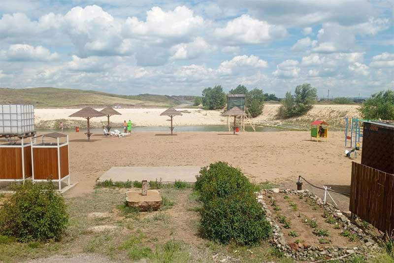 В Новотроицке завершили первый этап благоустройства пляжа «Голубой каньон» на озере Забой