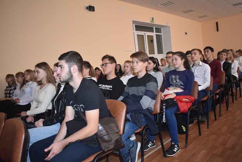 Студенты почтили память новотроицких милиционеров, вставших на пути террориста