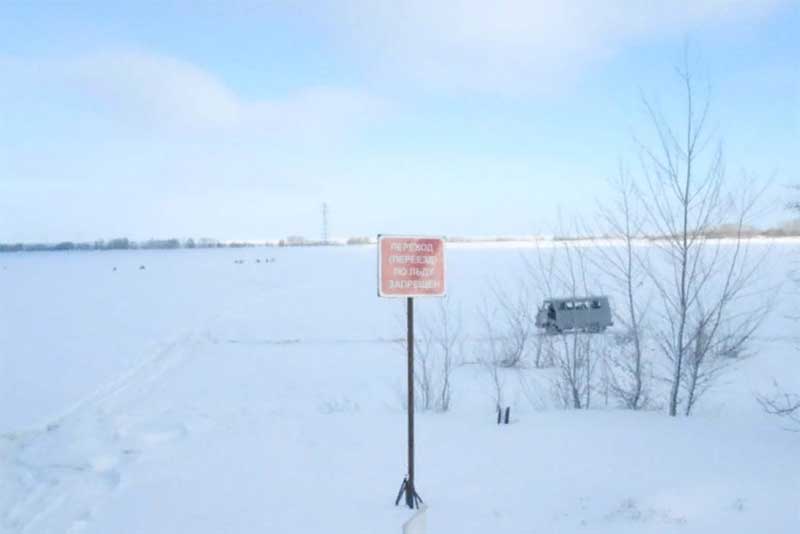 Оренбуржцы организовали незаконную переправу по льду Ириклинского водохранилища