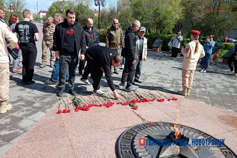 В Новотроицке под знаменем Победы проехали участники автопробега