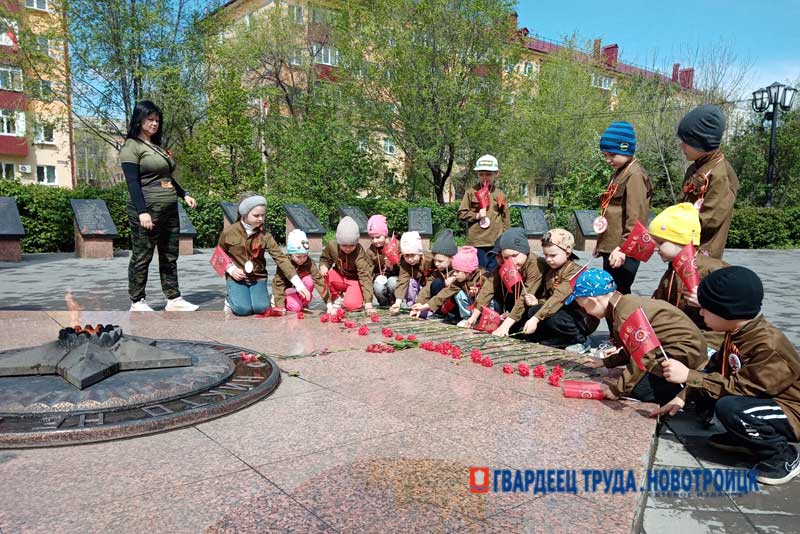Новотроицкие дошколята в канун Дня Победы возлагают цветы к монументу «Вечно живым»