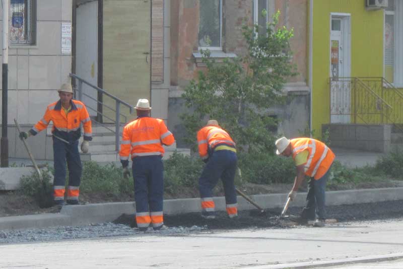 Начали с асфальтировки подъездных карманов