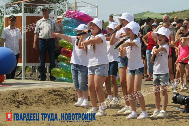 В Новотроицке открылся первый городской пляж «Голубой каньон»