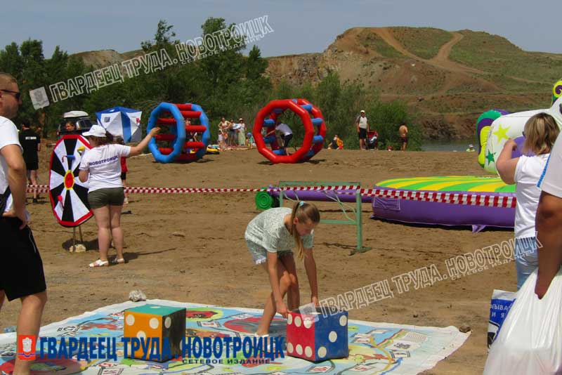 В Новотроицке открылся первый городской пляж «Голубой каньон»