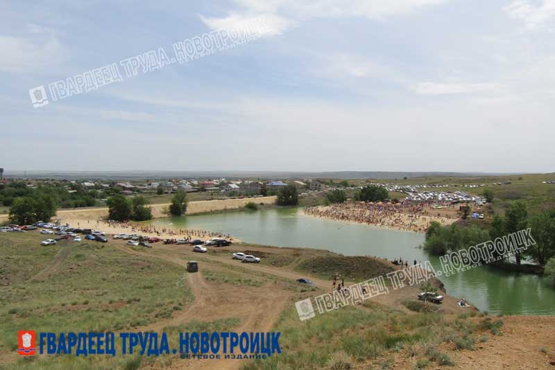 В Новотроицке открылся первый городской пляж «Голубой каньон»