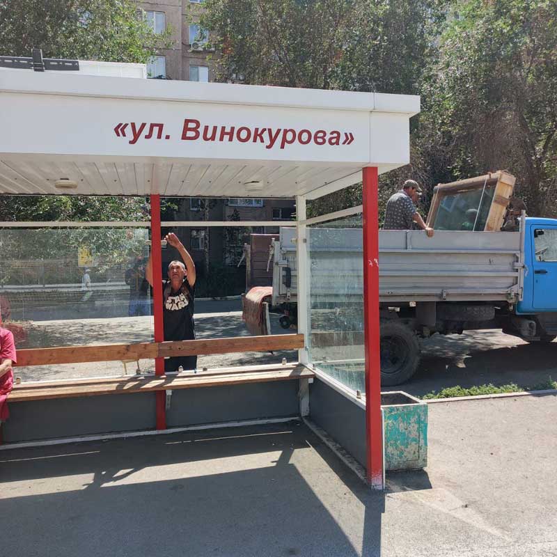 В Новотроицке отремонтировали остановочные павильоны
