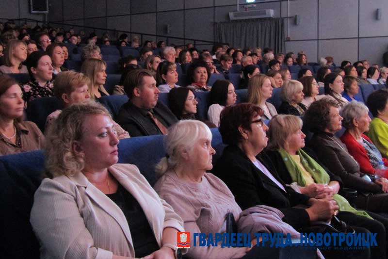 В Новотроицке в канун профессионального праздника педагоги принимали поздравления