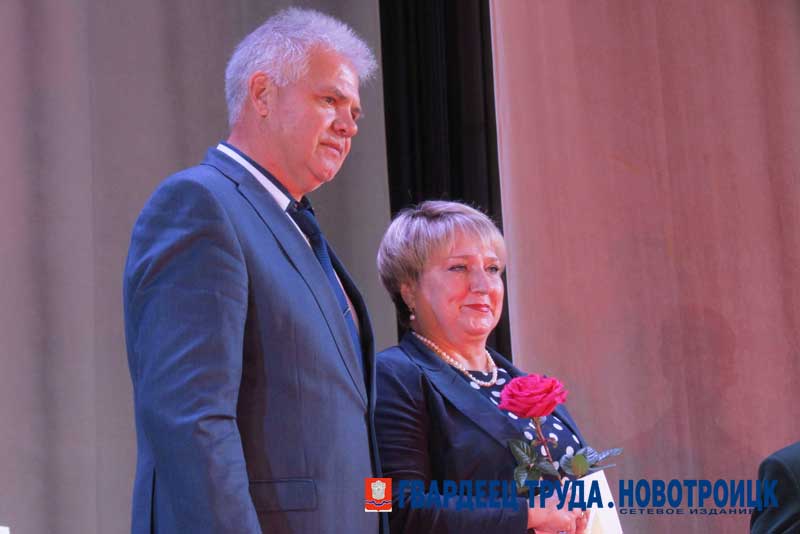 В Новотроицке в канун профессионального праздника педагоги принимали поздравления