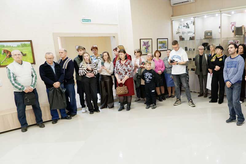 В Новотроицке открылся осенний вернисаж «Наедине с … кистью» (0+)