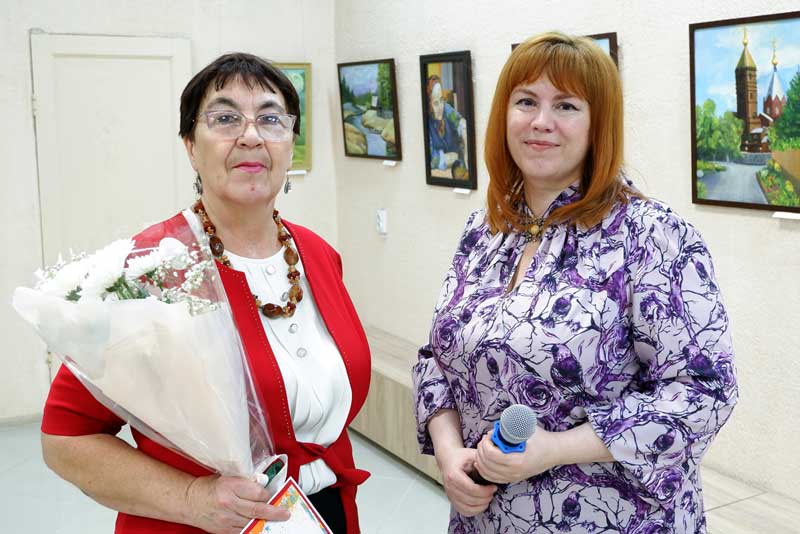 В Новотроицке открылся осенний вернисаж «Наедине с … кистью» (0+)