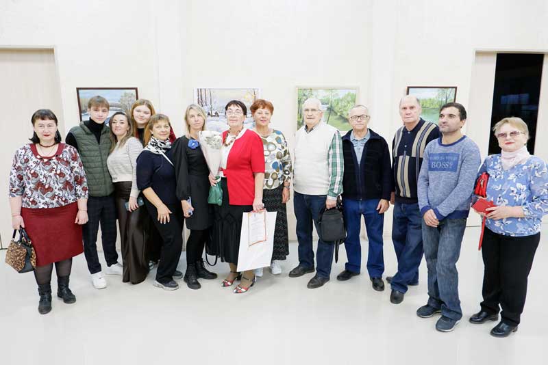 В Новотроицке открылся осенний вернисаж «Наедине с … кистью» (0+)